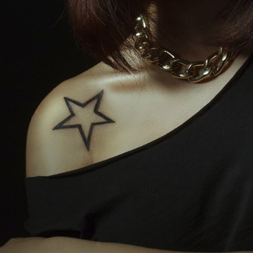 Star Tattoo no ombro para mulheres