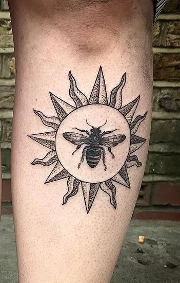 Saulės ir bičių tatuiruotė ant kojos