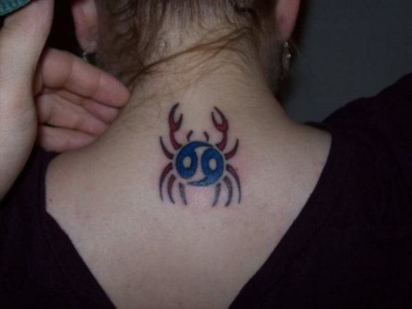 Krabų tatuiruotė ant kaklo moterims