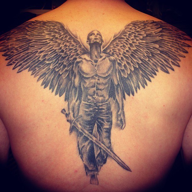 Kardų tatuiruotė su angelu