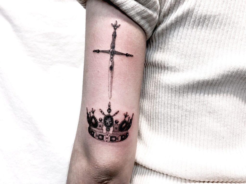 Tatouage d'épée et de couronne à portée de main