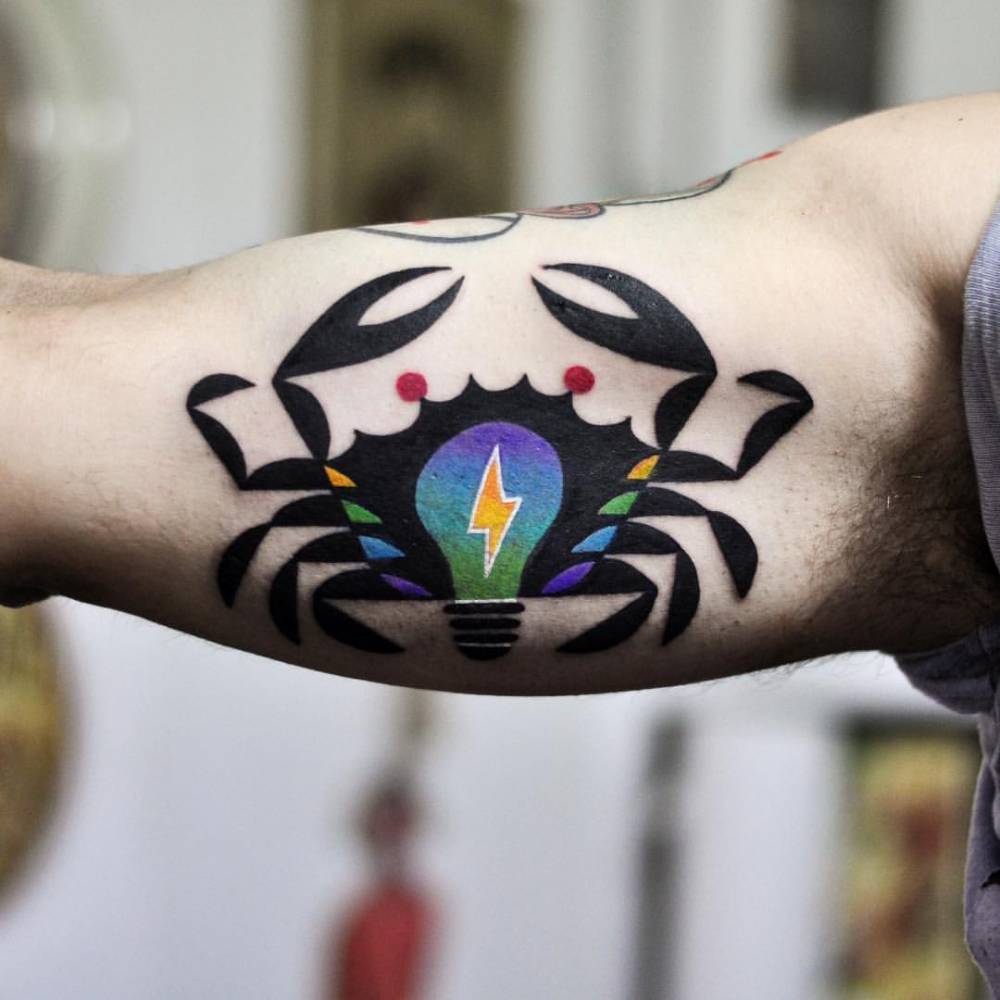 Tatuaggio colorato di granchio per uomo