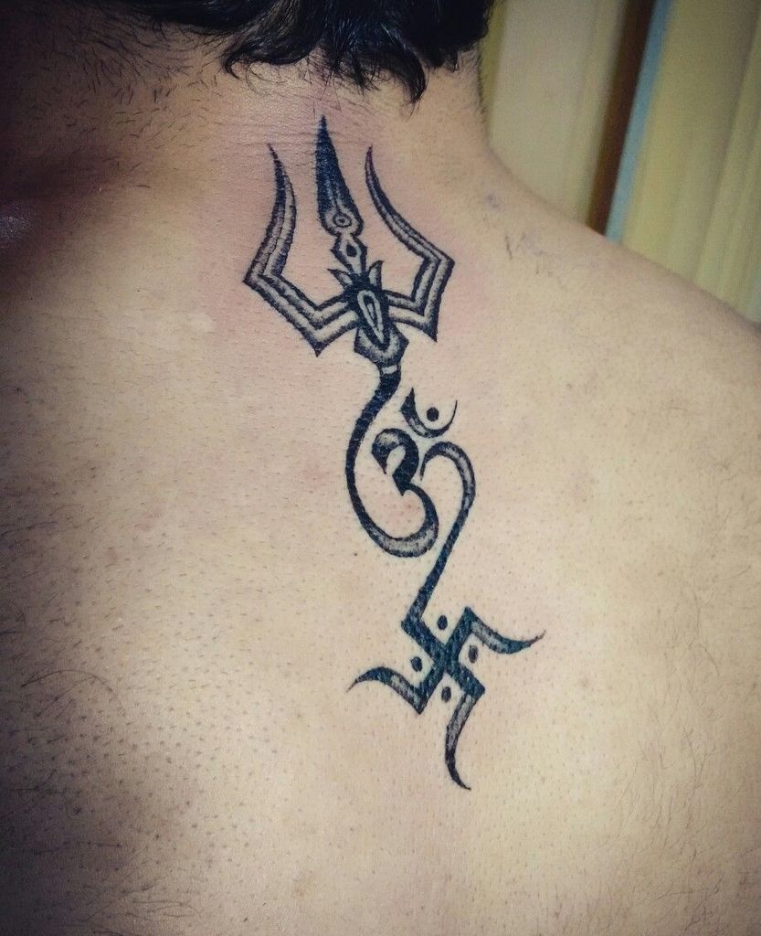 Swastik Tattoo con Om per gli uomini