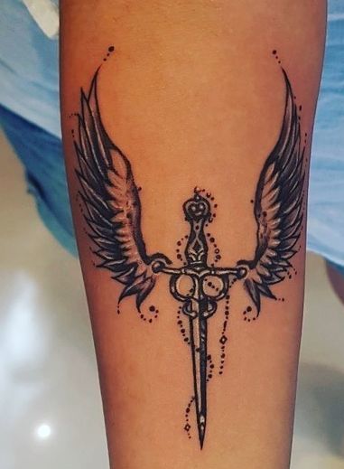 Galia, kurią atstovauja kardo sparnų tatuiruotė.