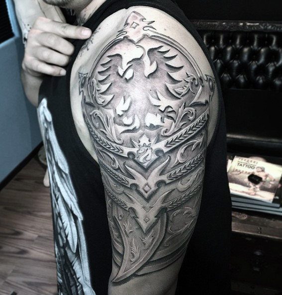 Snaga koju predstavlja Oklopna tetovaža na ramenu.