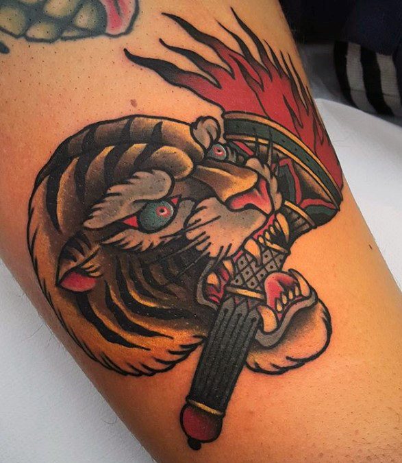 Tigar s tetovažom vatrene baklje koja predstavlja moć.