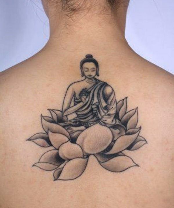 Puissance représentée par Bouddha méditant sur le tatouage de lotus sur le dos.