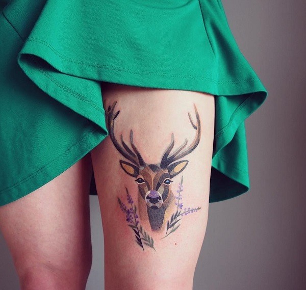 Puissance Signifiée Par Le Tatouage De Cerf Fleur Sur La Cuisse.