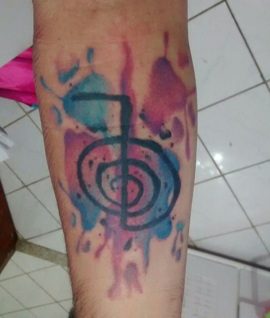 Moć koju predstavlja Chu Ku Rei tetovaža pri ruci s akvarelom.