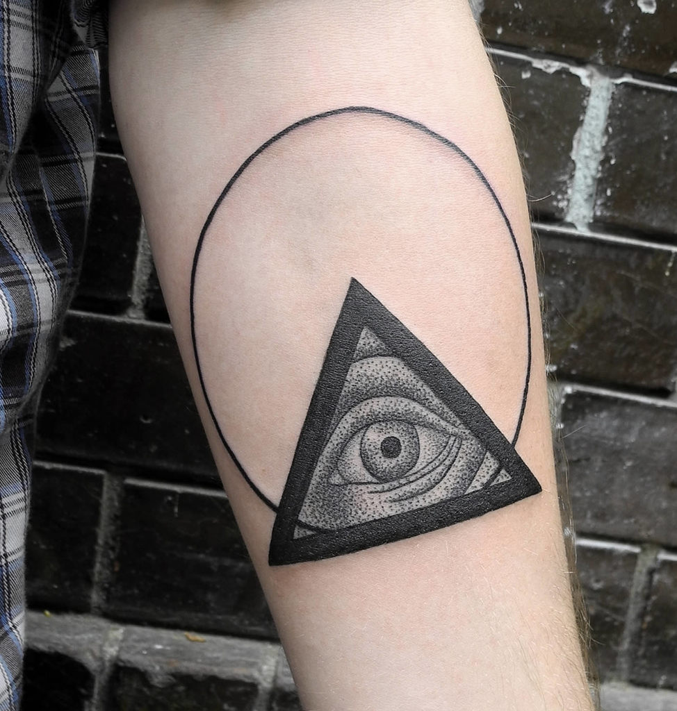 Tetovaža Eye of Providence na ruci koja predstavlja moć.