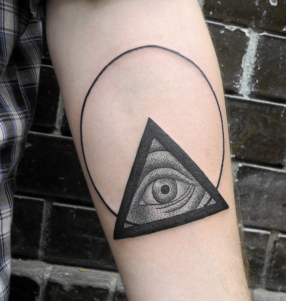 Eye Of Providence Tattoo On Hand Représentant Le Pouvoir.