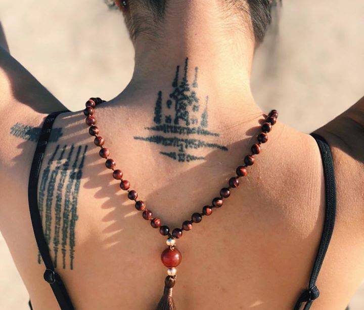Na Maha Samred tatuiruotė ant kaklo, vaizduojanti galią.