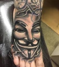 Anonimna tetovaža maske na nogi