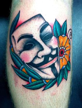 V za Vendetta masku tetovaža s cvijetom