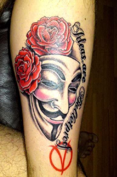 V za Vendetta masko tetovaža z rdečo vrtnico in citati so neprebojni