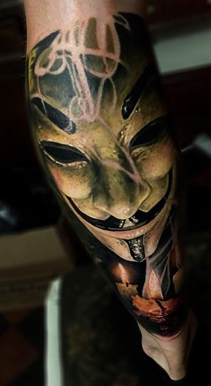V za Vendetta masku tetovaža sa svijećom