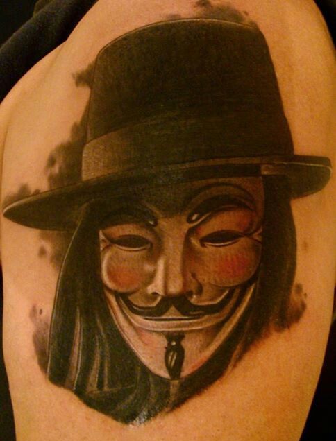 V za masko Vendetta s tetovažo s klobukom