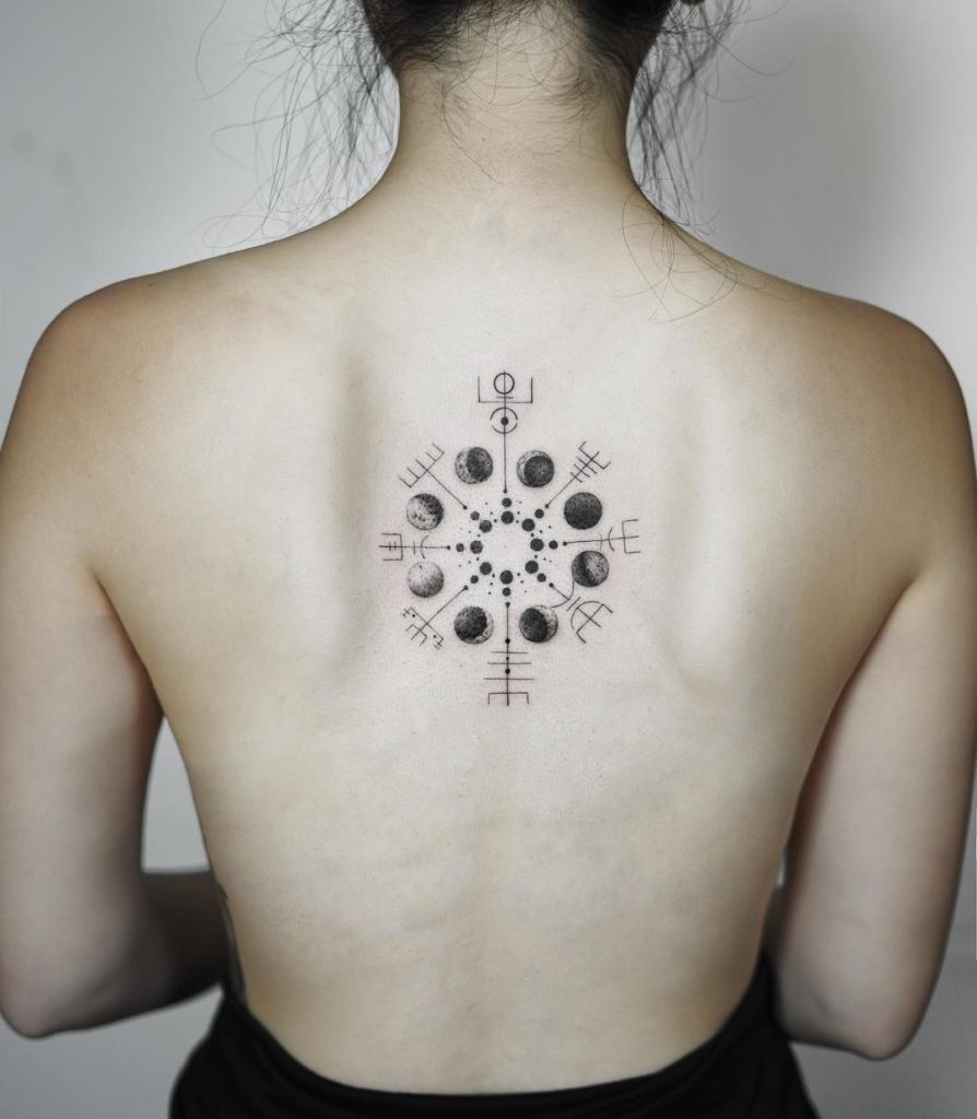 Vegvisir tetovaža za žene na leđima