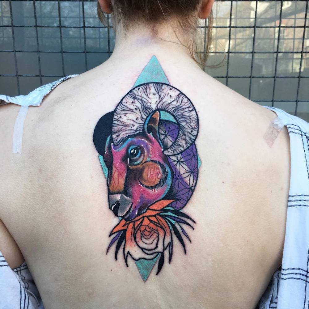 Ženska akvarelna tetovaža Ram na hrbtu