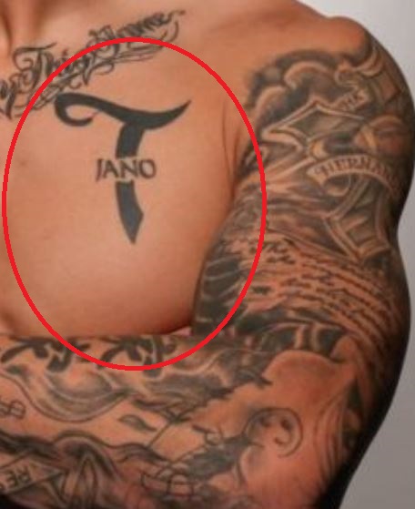 Tatouage de poitrine d'Aaron