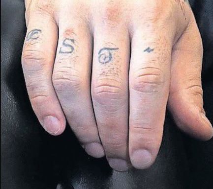 Aaron est tatouage