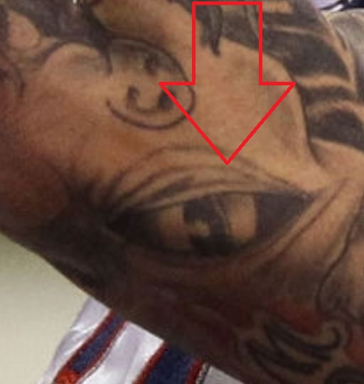 Tatouage des yeux d'Aaron