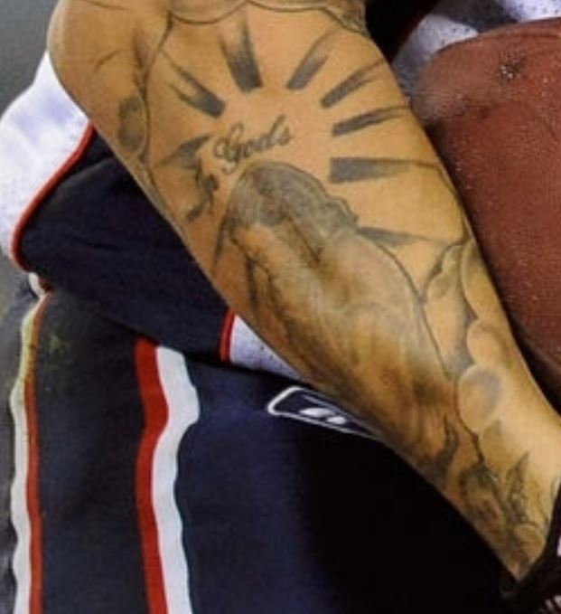 Aaron femme avec tatouage de portrait d'enfant