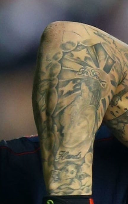 Le tatouage d'Aaron dans les mains de Dieu