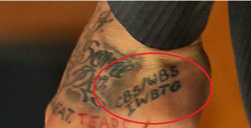 Le tatouage de la main gauche d'Aaron