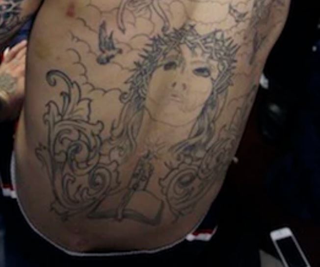 Le tatouage de portrait dans le bas du dos d'Aaron