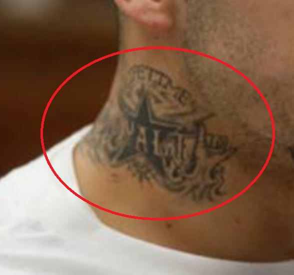 Tatouage au cou d'Aaron