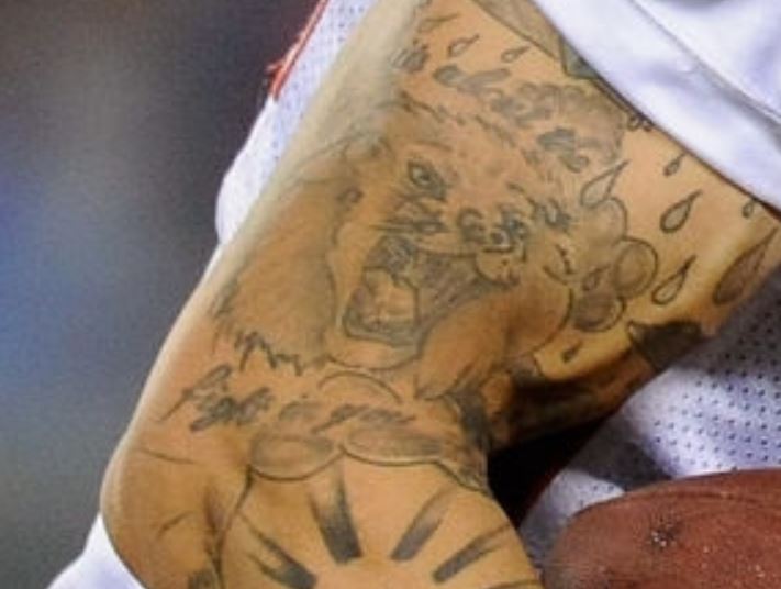 Tatouage de lion rugissant d'Aaron