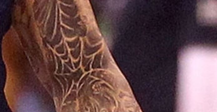 Le tatouage de toile d'araignée d'Aaron
