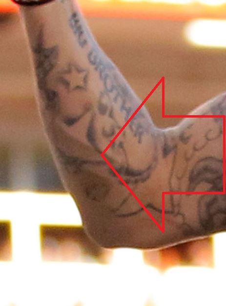 Tatouage d'étoiles d'Aaron