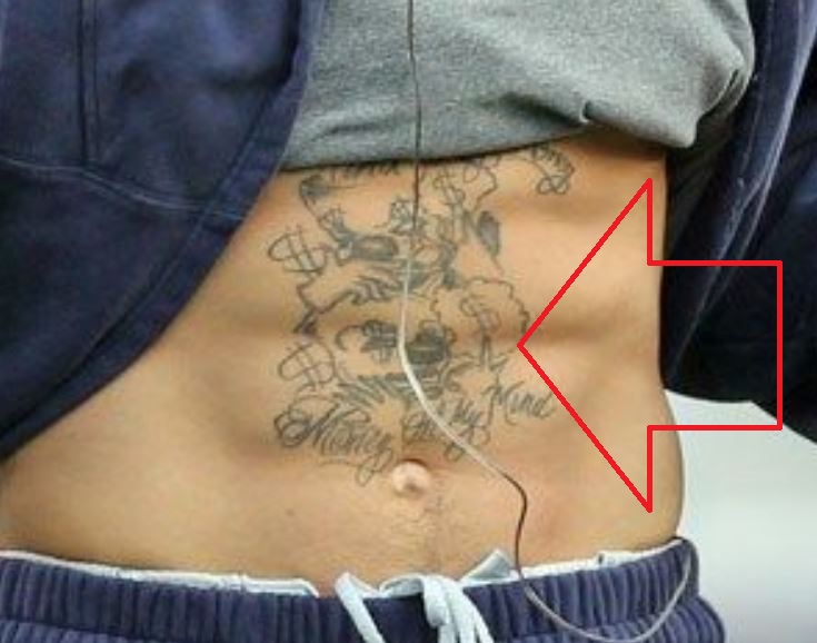 Tatouage sur le torse d'Aaron