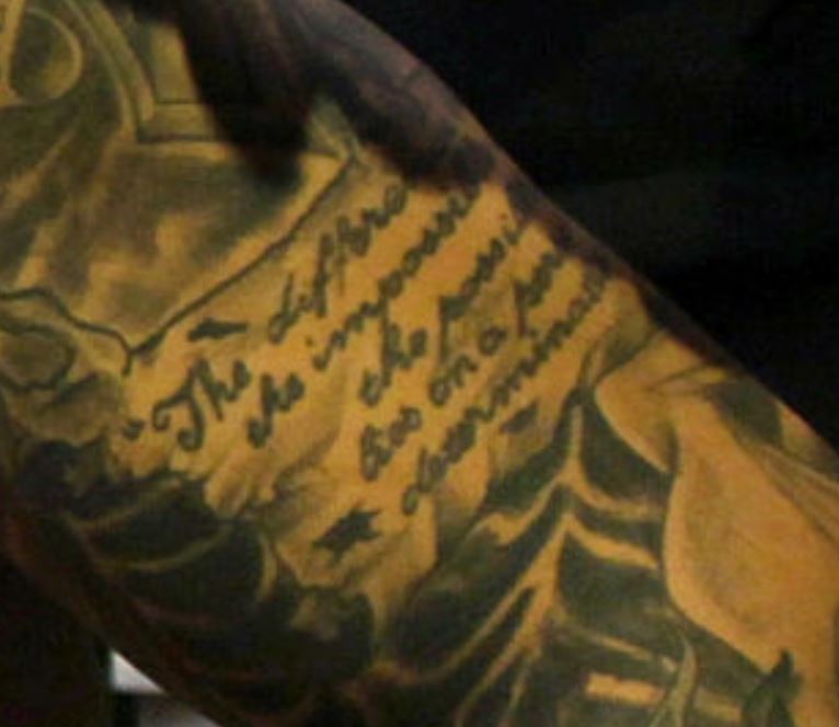 Aaron écrit sur le tatouage du biceps