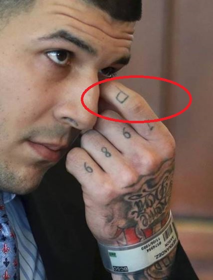 Aaron lettre P tatouage