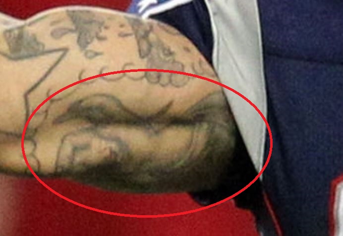 Tatouage de griffe d'Aaron biceps