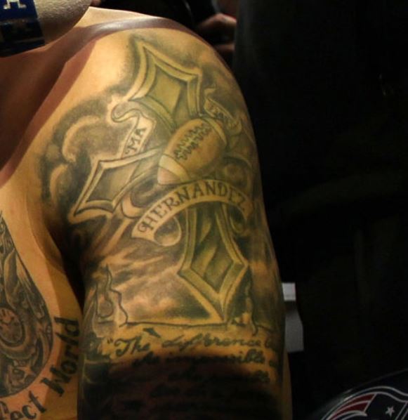 Le tatouage d'Aaron sur les biceps