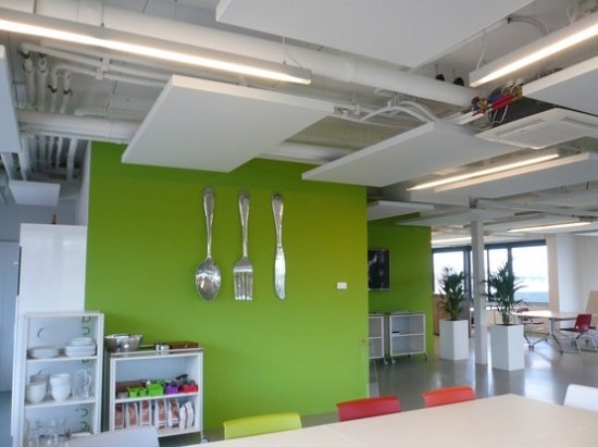 garnitură de acoperiș suspendată din peretele verde al camerelor silențioase