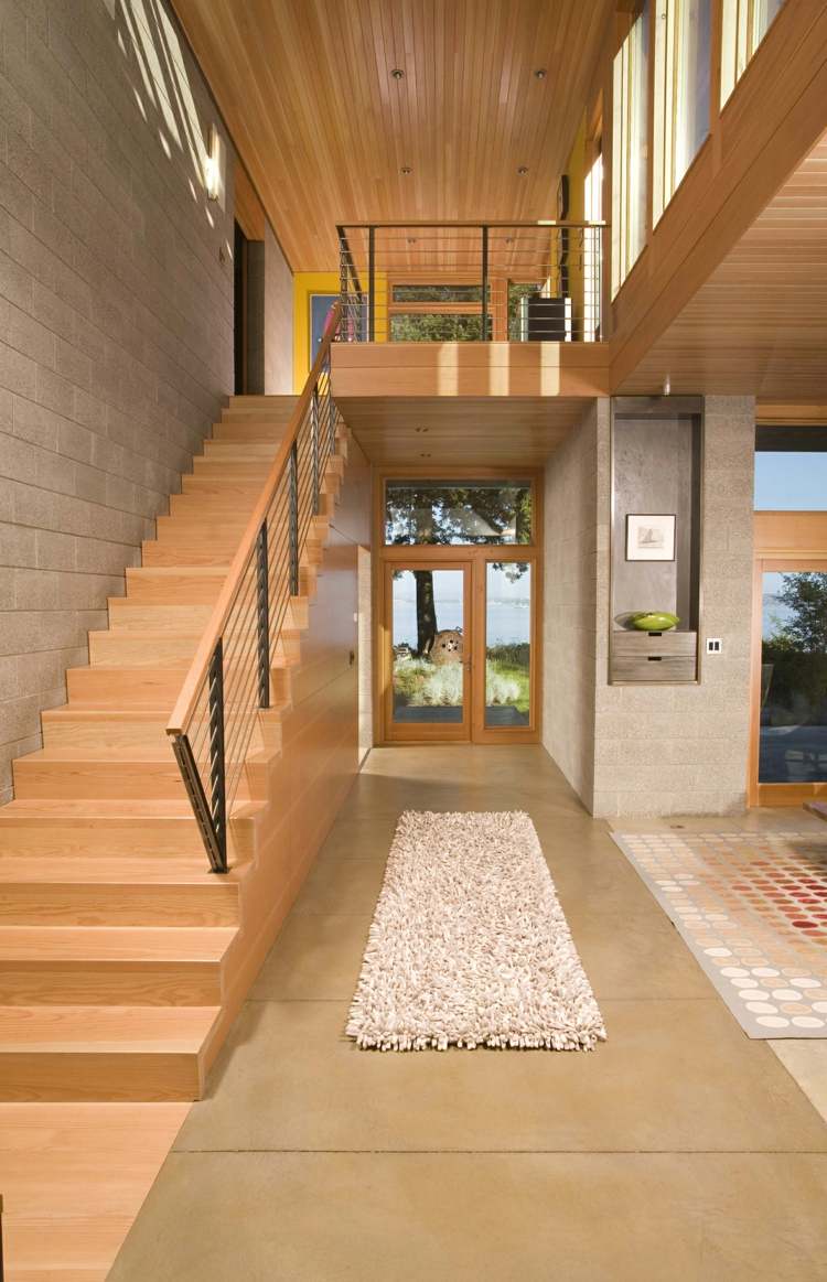 Cu un tavan din lemn puteți crea un interior modern Tavan-lemn-suspendat-hol-design-scări-covor-adânc-cu-covor-alb