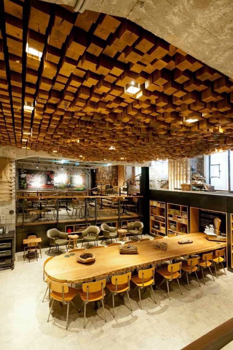 Blocurile suspendate din lemn creează un efect 3D Tavan-lemn-suspendat-bloc-lemn-design-original-masă-masă-cafenea-restaurant