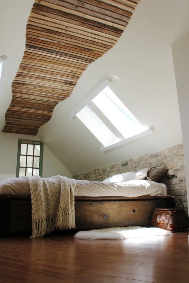 dormitor rustic mansardă din lemn șipci model tavan valuri Dormitor rustic din lemn cu tavan cu șipci model de valuri