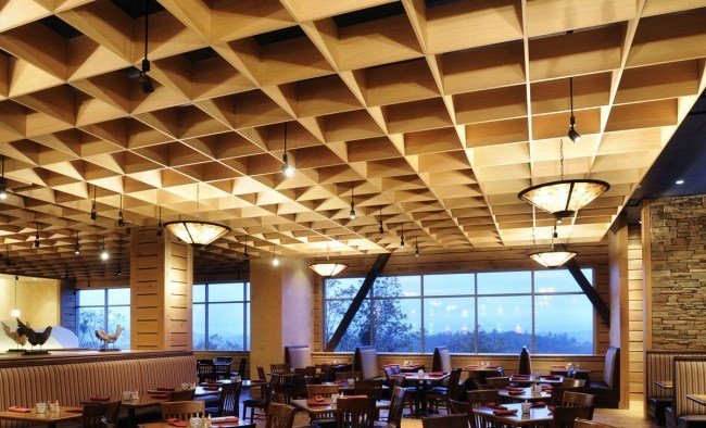 plafon suspendat din lemn plasă restaurant design interior lumini suspendate tavan suspendat din lemn restaurant amenajări interioare lumini suspendate
