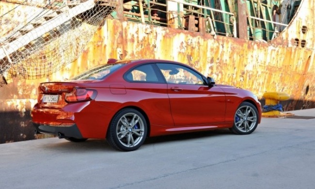 BMW M235i 2014 a fotografiat contrastul lateral între vechi BMW M235i 2014 fotografiat din lateral și o nouă idee originală