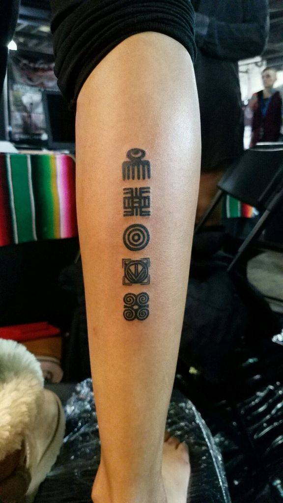 Adinkra Tattoo sulla gamba per le donne