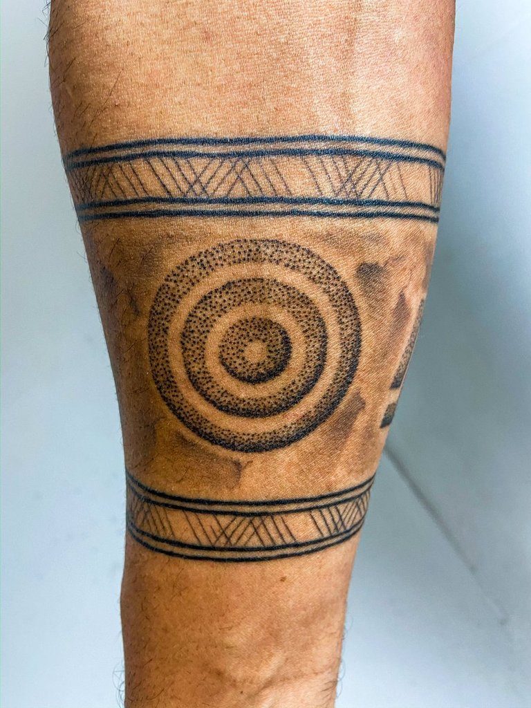 Tatuaggio circolare sulla gamba per uomo