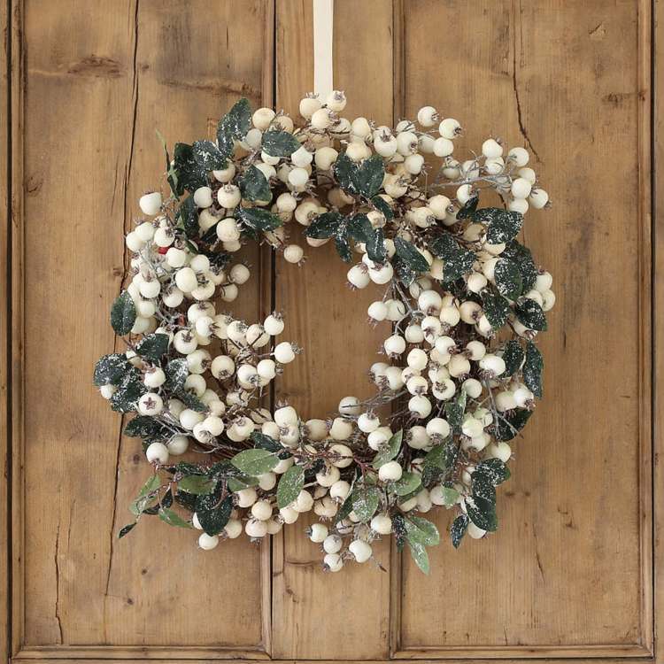 Faceți o coroană de flori din fructe de pădure și crenguțe pentru Advent decoruri de sfânt și de Crăciun tencuiesc rustic ușă coroană idee fructe de padure albe ramuri