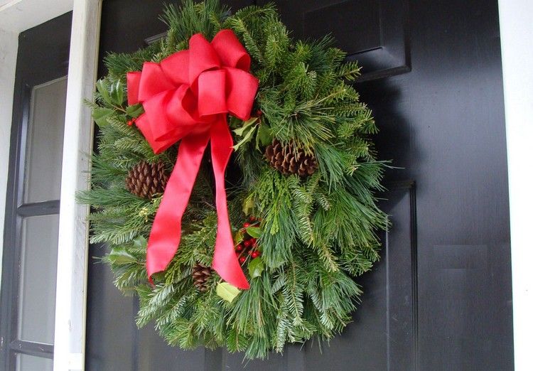 Coroană de ușă din verde brad, conuri și fundă roșie Tinker Advent și decorațiuni de Crăciun coroană-brad-conuri-verzi-panglică-roșie