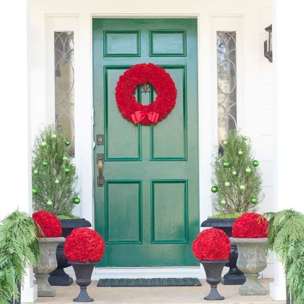 Idei de decorare a coroanei de Crăciun pentru ușile din față Idei de panglici cu arcuri roșii DIY Decorarea Crăciunului ușa din față clădire arcuri roșii panglici idei